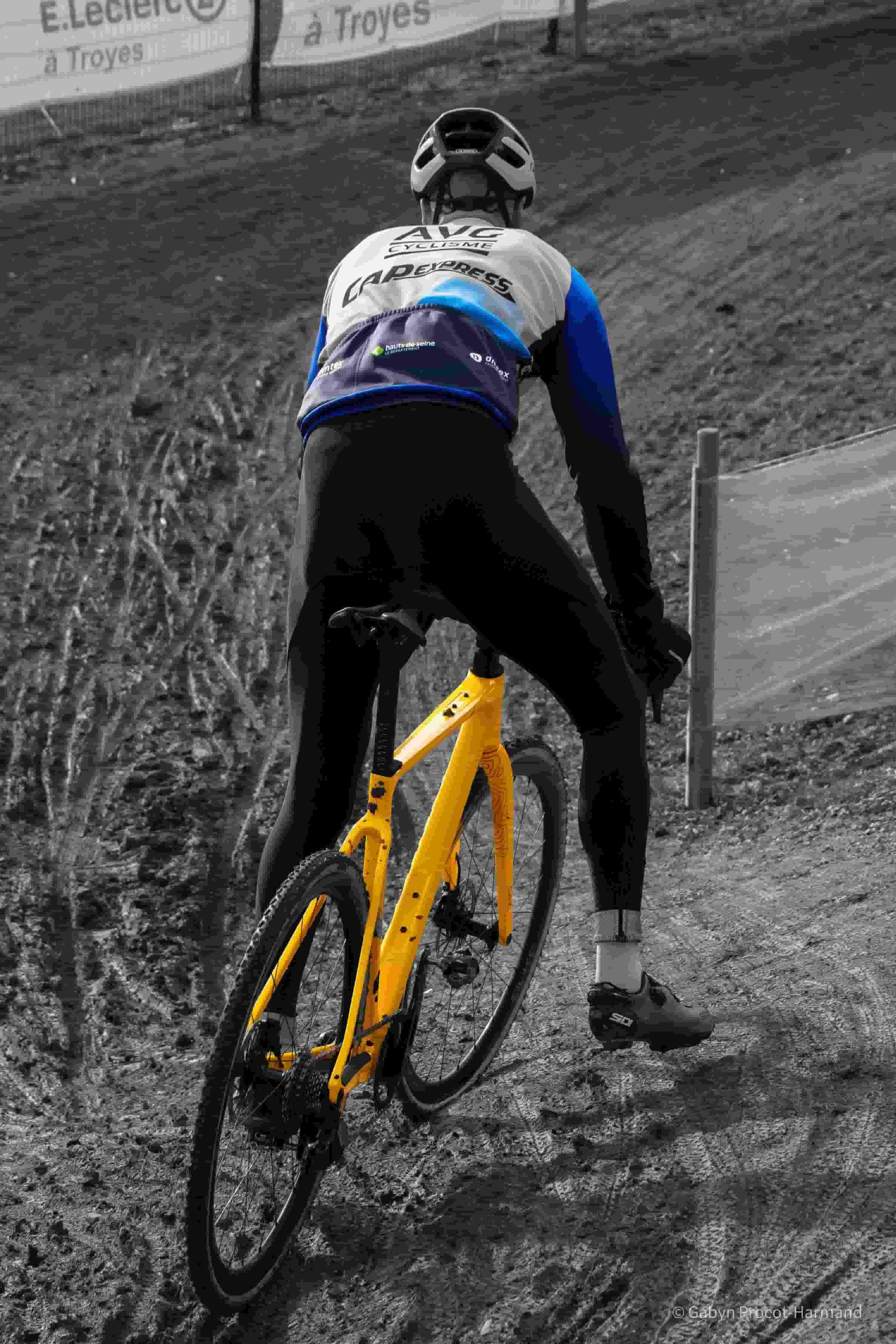 Coureur de l'AVC Cyclisme grimpant une pente sur un vélo jaune - Troyes