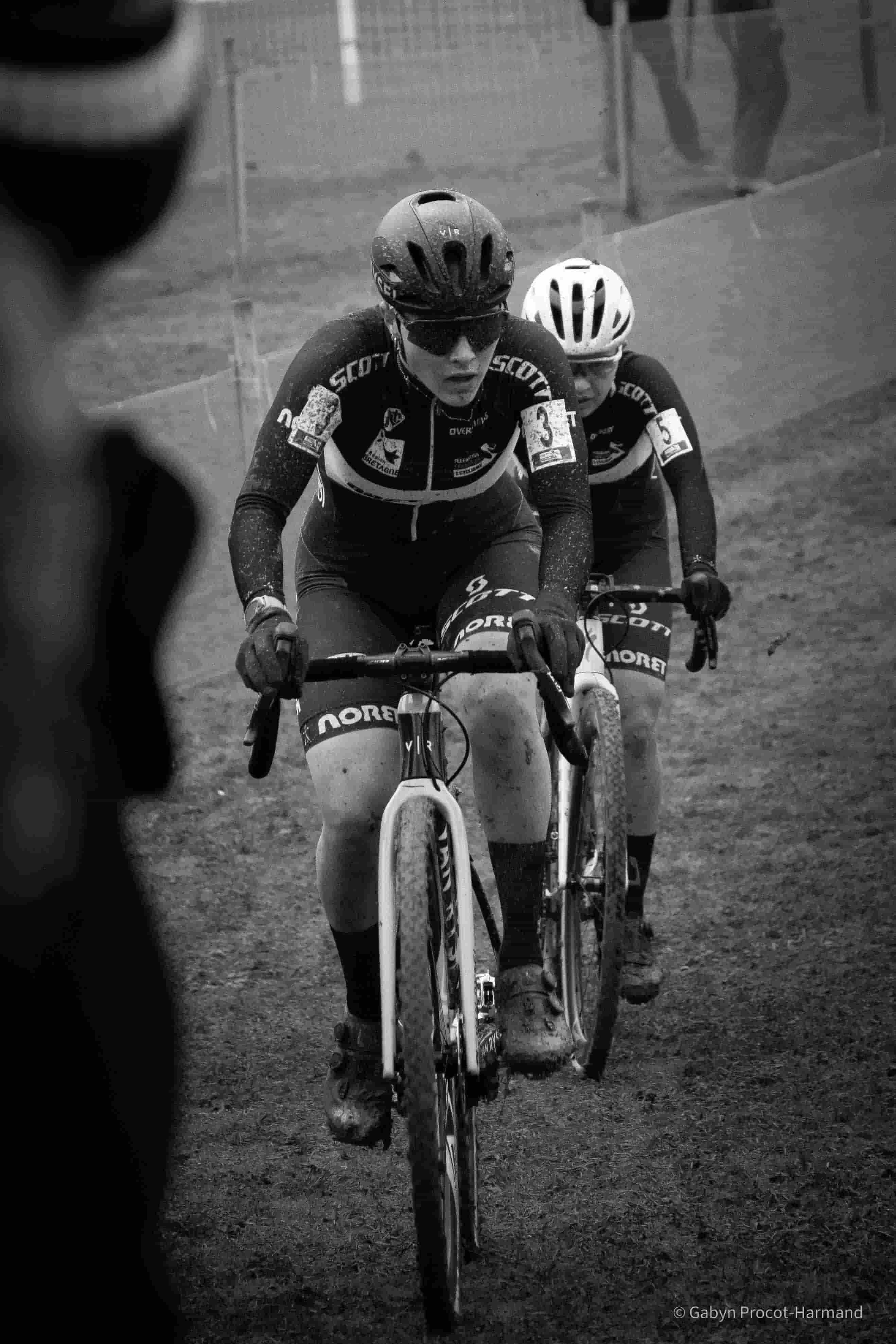 Duo de coureuses Scott en plein effort dans la boue aux Championnats de France