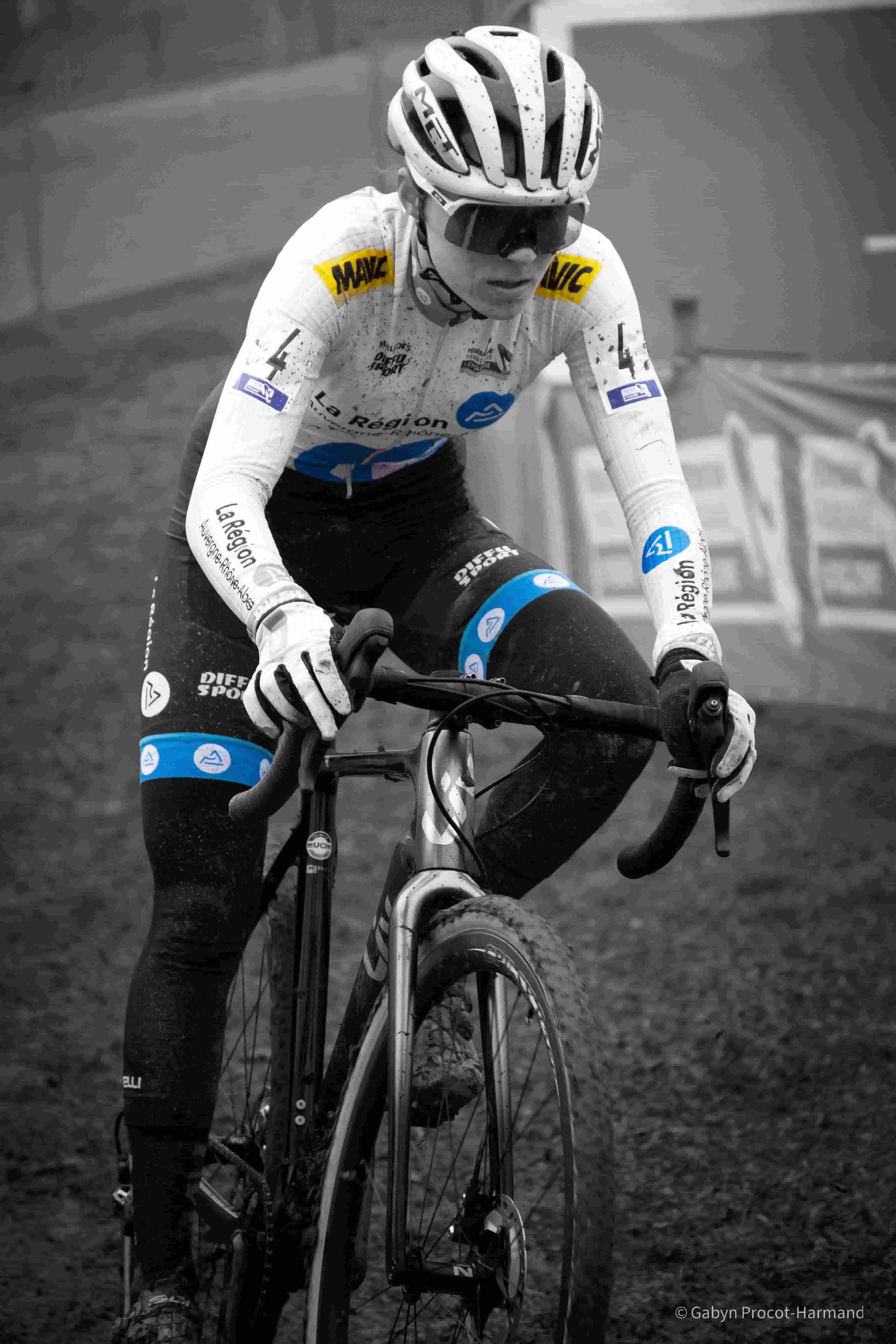 Cycliste en tenue blanche La Région maculée de boue lors d'un passage technique