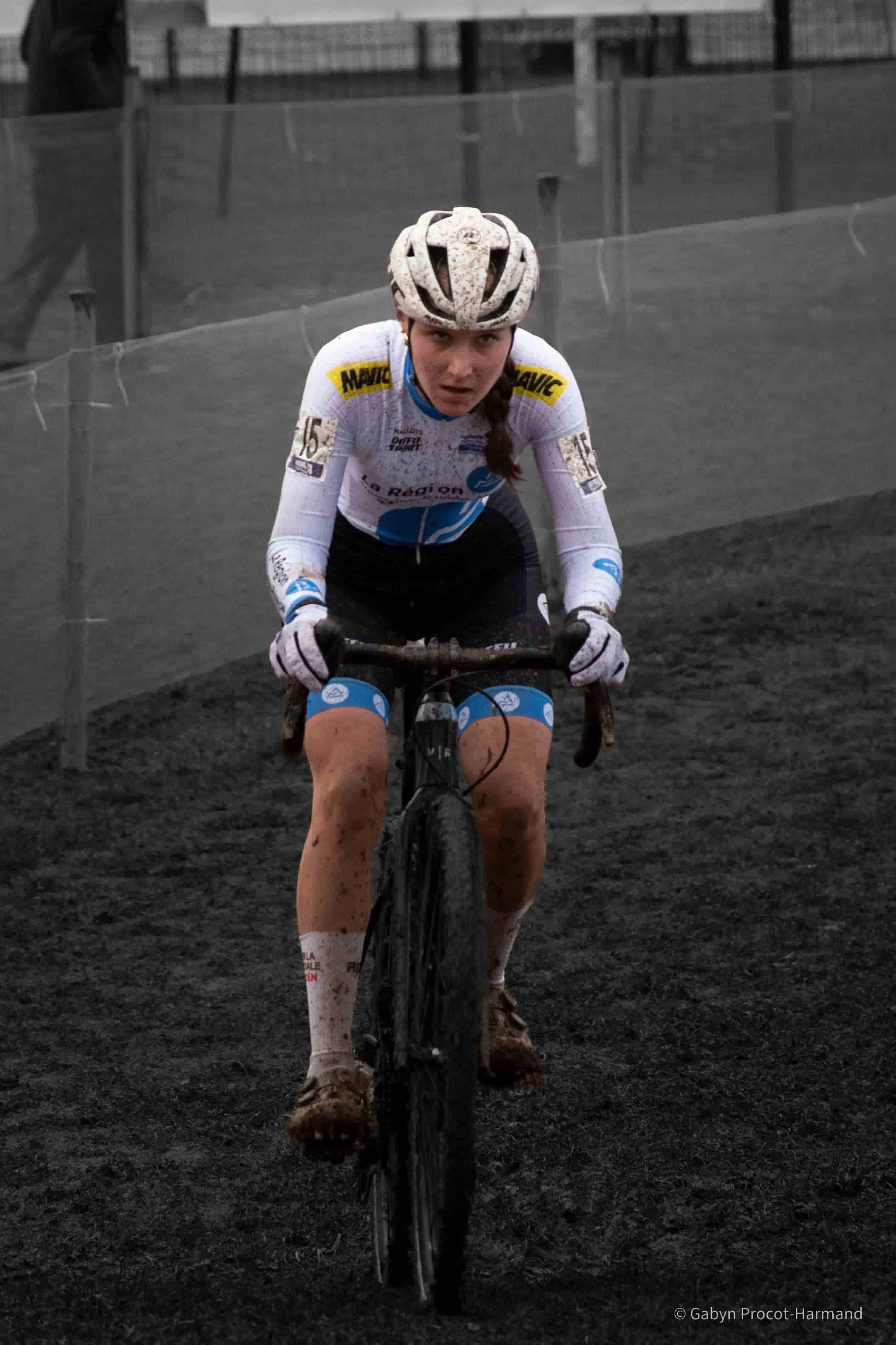 Coureuse numéro 15 sur le circuit plat et boueux de Troyes