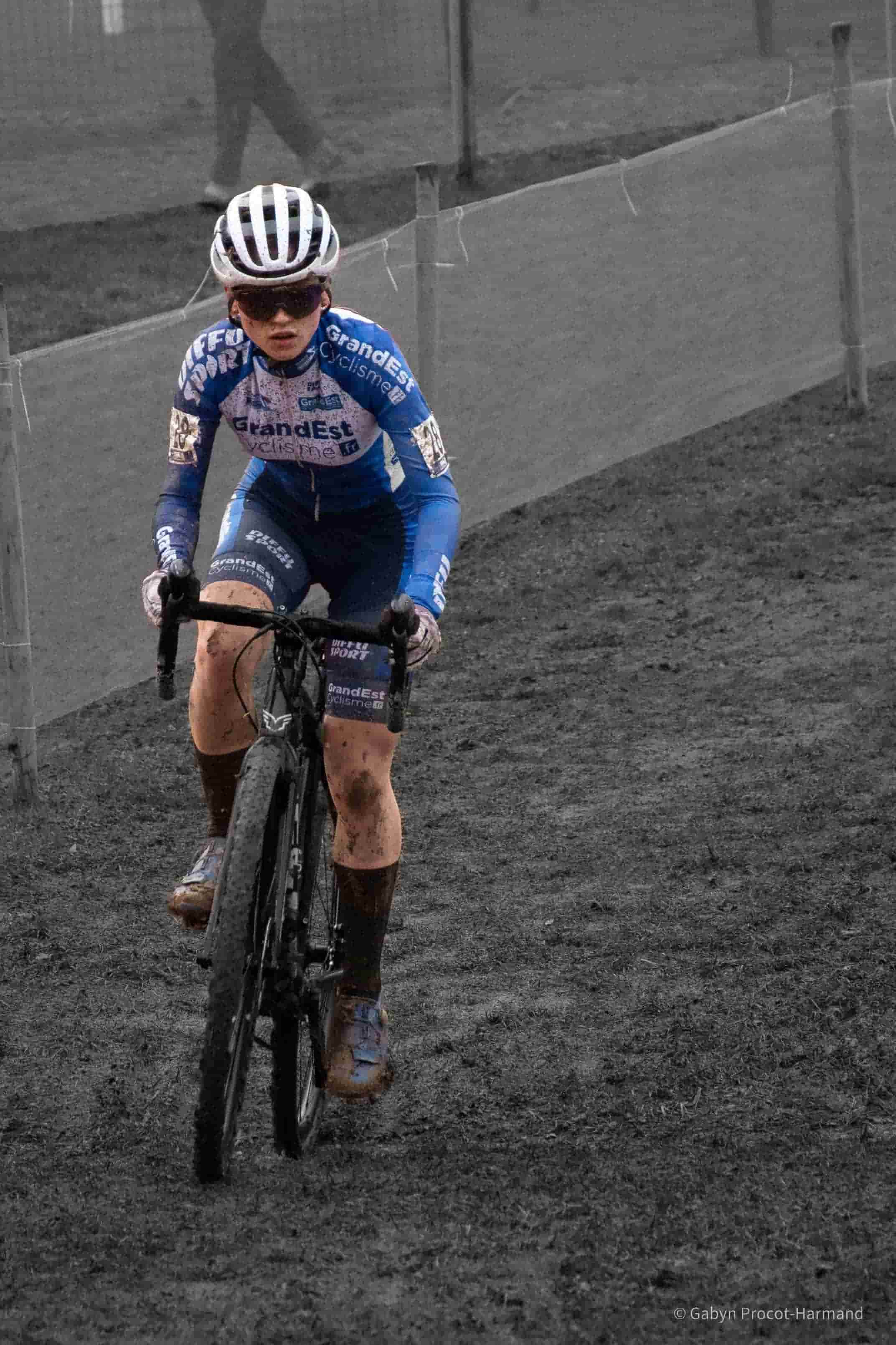 Membre du Grand Est Cyclisme sur une section de pelouse humide