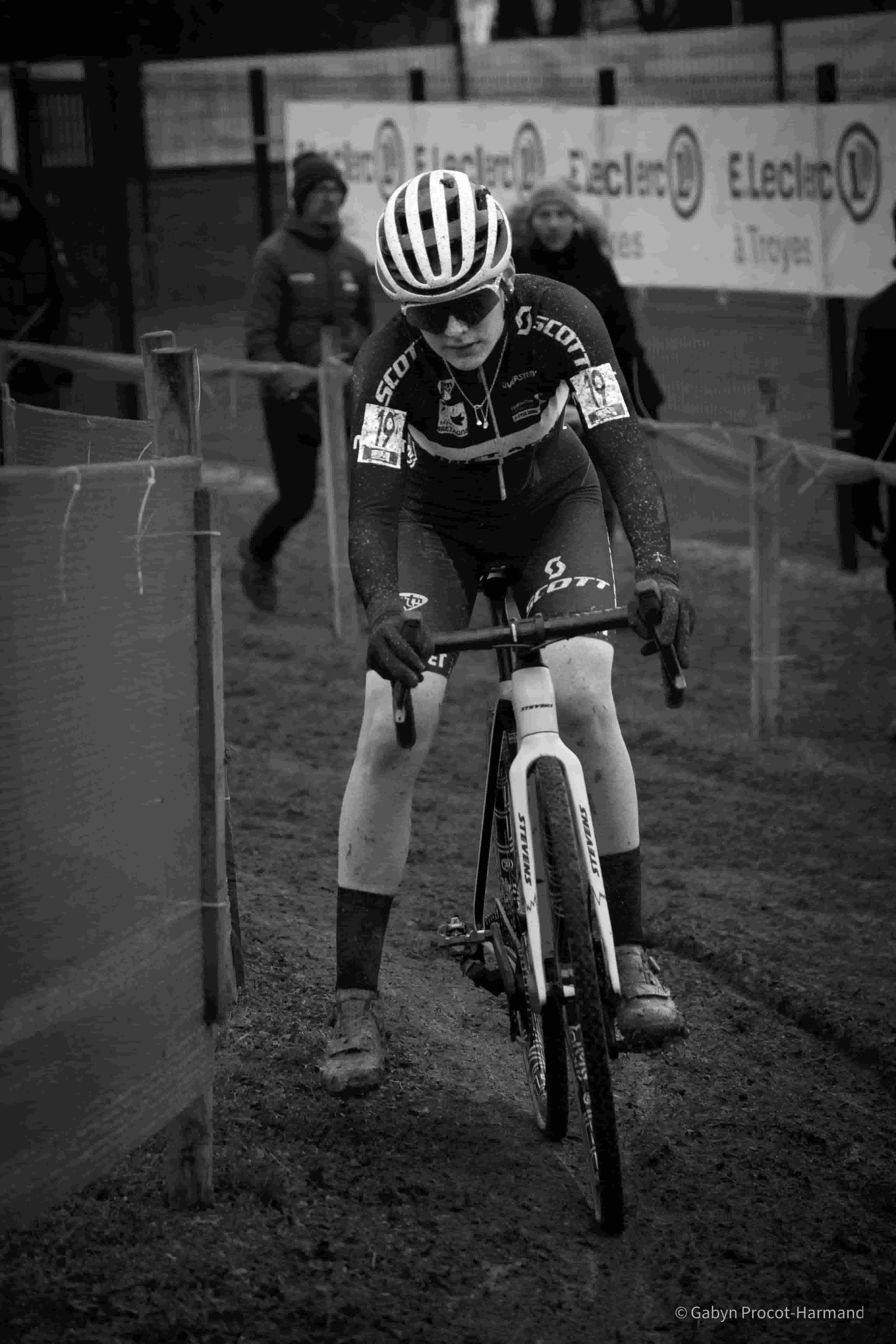 Cycliste Scott numéro 19 aux barrières de sécurité du circuit