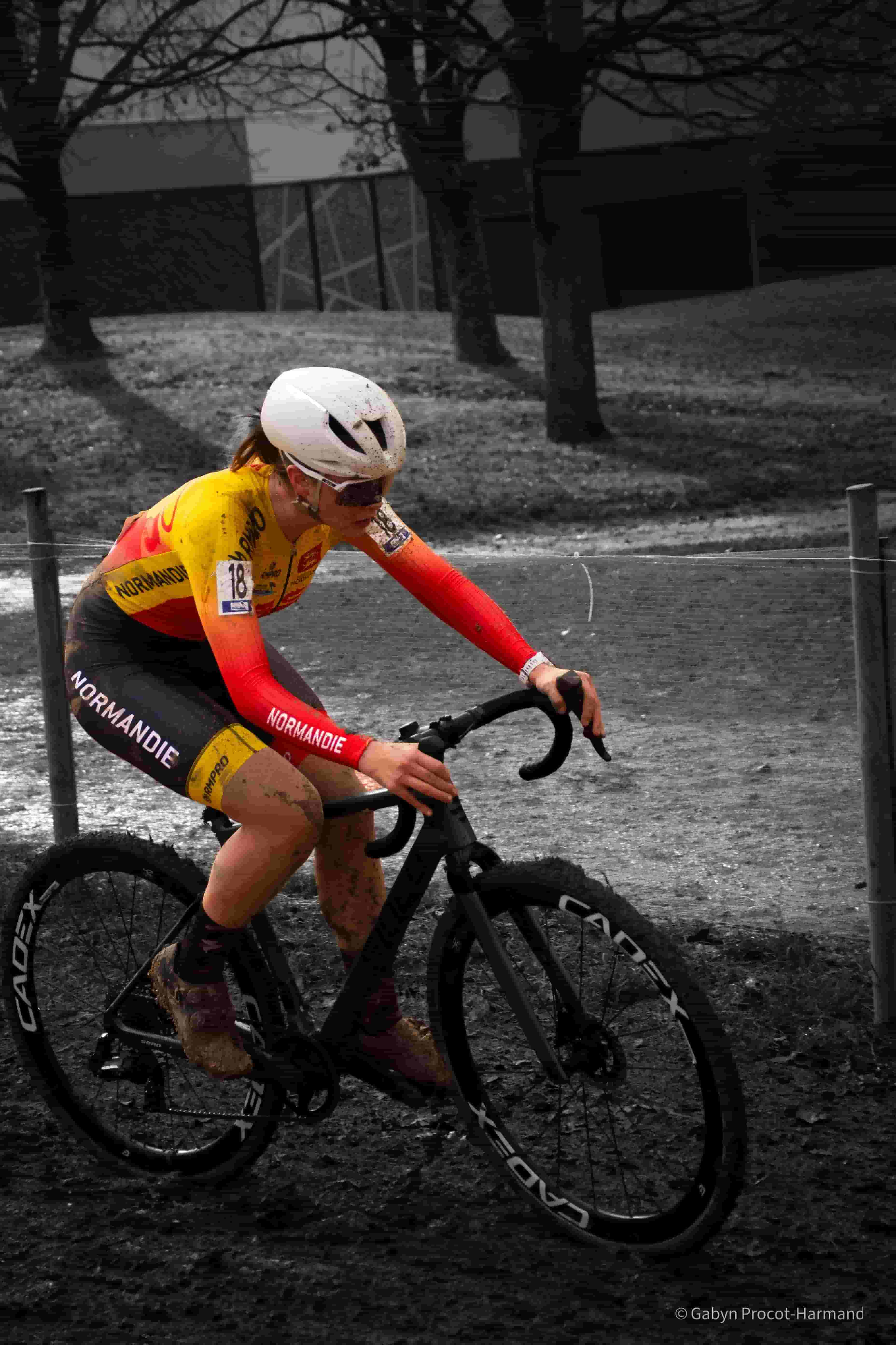 Coureuse de l'équipe Normandie sur un vélo avec pneus à crampons