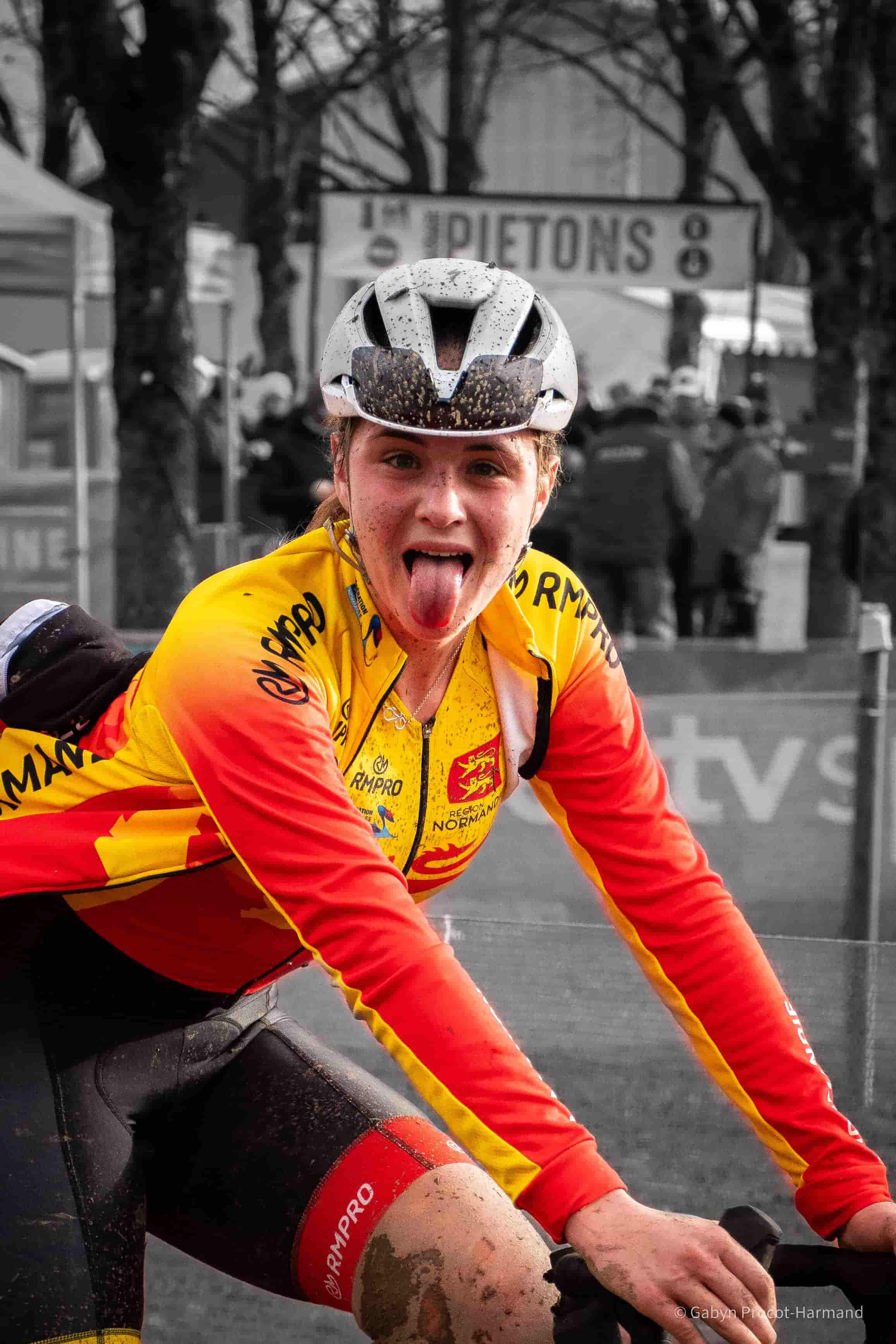 Portrait expressif d'une coureuse normande couverte de boue après l'effort