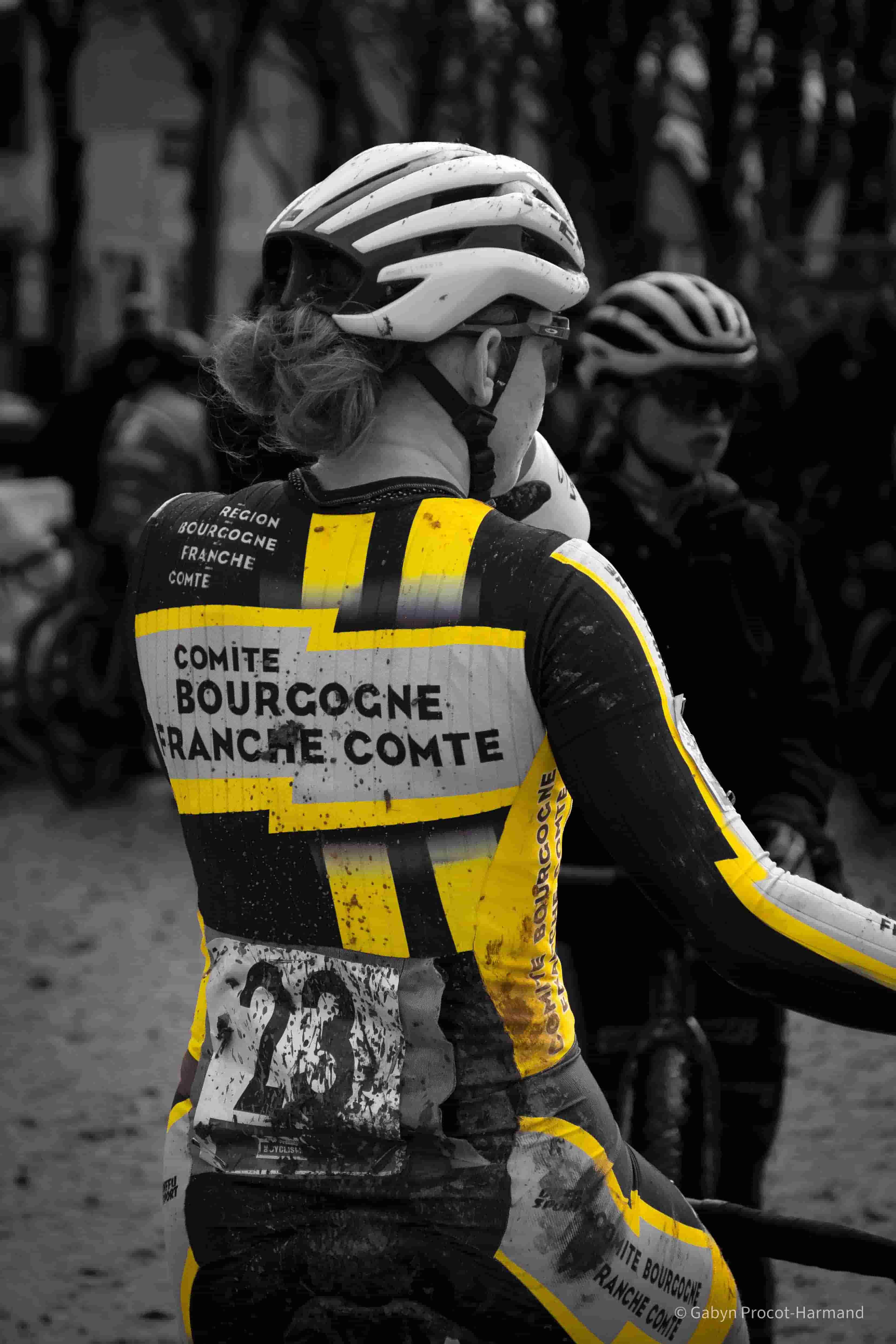 Détail du maillot jaune et noir du Comité Bourgogne Franche-Comté (Dossard 23)